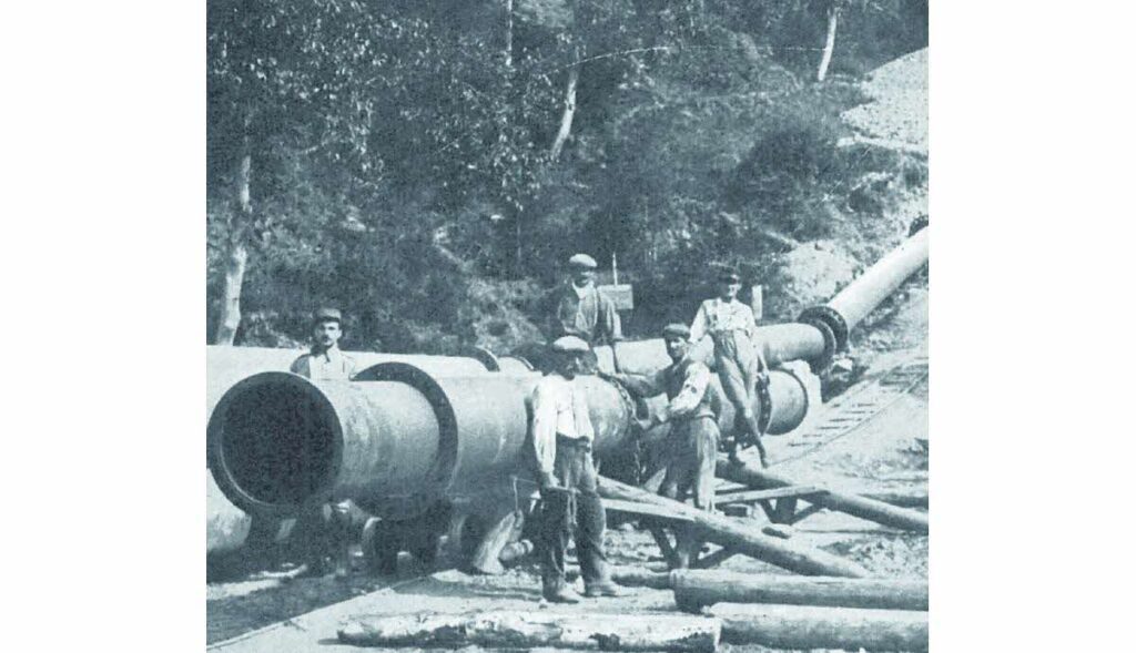 Image d'époque des travaux de pose de la conduite de l’usine de Bens entre 1914 et 1921. Prémices de l'histoire du syndicat départemental d'énergie de la Savoie.  - Agrandir l'image, fenêtre modale
